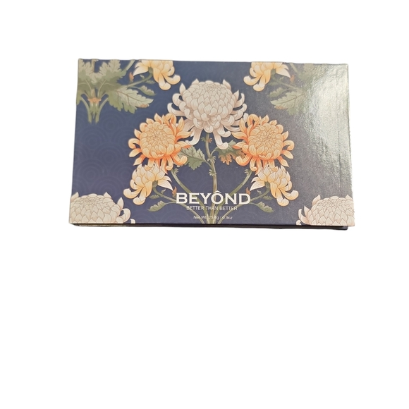 Beyond Daisy 18pcs Eyeshadow Pallet - Picture 1 of 3